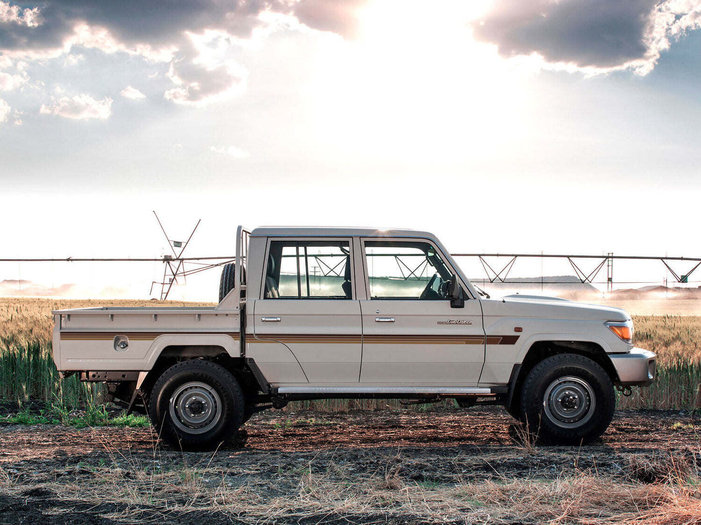 Broome Lite body stripes kit - J75 J79 Series Toyota Land Cruiser Dual Cab white vehicle